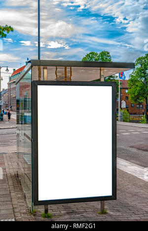 Una immagine di una fermata del bus con un fustellato bilboard per la vostra pubblicità situato nella cittadina svedese di Halmstad. Foto Stock