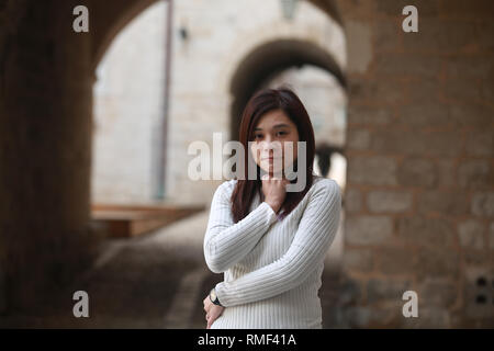 ragazza asiatica pensare nel centro storico di dubrovnik Foto Stock