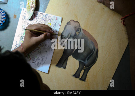 Bikaner, Rajasthan, India, 08/24/2006: indiani dipinti in miniatura, disegno a pennello di un elefante Foto Stock