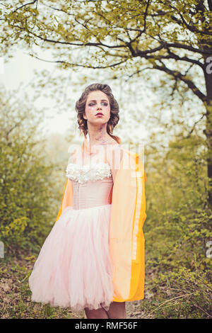 Saluto l'estate. La bellezza naturale e la terapia termale. Primavera. previsioni meteo. Estate ragazza alla struttura ad albero in fiore. Donna con molla il trucco di moda. faccia Foto Stock