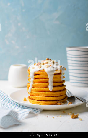 Zucca o carota pancake con dadi, Pila di Pancake fatti in casa su sfondo lucido Foto Stock