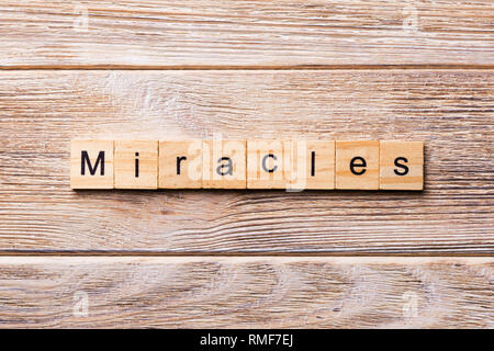 I miracoli parola scritta sul blocco di legno. miracoli testo sul tavolo in legno per il desing, concetto. Foto Stock