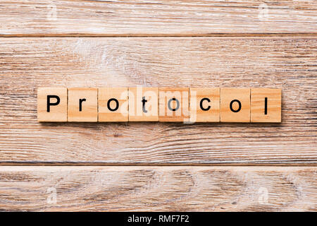 Protocollo parola scritta sul blocco di legno. Il testo del protocollo sul tavolo in legno per il desing, concetto. Foto Stock