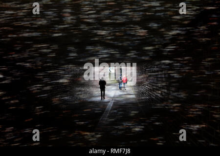 Camminare nel buio del tunnel, Germania Foto Stock