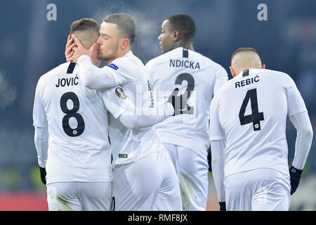 Charkiw, Ucraina. Xiv Feb, 2019. Calcio: Europa League, Schachtjor Donezk - Eintracht Francoforte, knockout round, intermedio round, prime gambe, nel Metalist Stadium. Marcatore a Frankfurts Filip Kostic (secondo da sinistra) cheers con i suoi compagni di squadra Luka Jovic (1a), Evan Ndicka e ante Rebic (r) oltre l'obiettivo di 1:2. Credito: Uwe Anspach/dpa/Alamy Live News Foto Stock