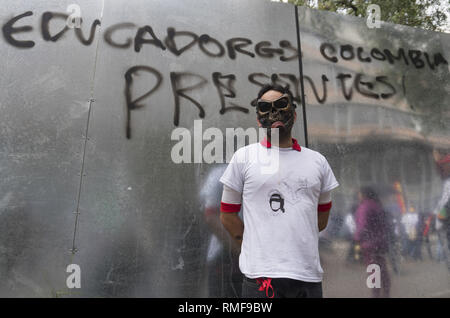 Febbraio 14, 2019 - Una persona con una maschera a protestare nel marzo della Federazione colombiana credito formativo: Daniel Garzon Herazo/ZUMA filo/Alamy Live News Foto Stock