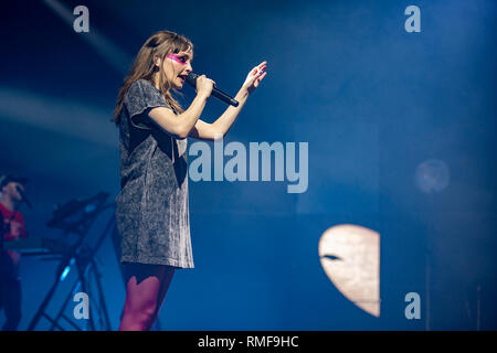 Manchester, Regno Unito. Xiv Feb, 2019. Lauren Mayberry, Iain Cook e Martin Doherty di synth pop band Chvrches eseguire presso il magazzino di Victoria, Manchester 2019-02-14 Credito: Gary Mather/Alamy Live News Foto Stock