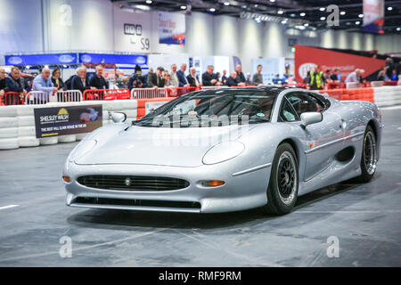 ExCel, LONDRA, REGNO UNITO, 14 feb 2019. Una sportiva Jaguar XJ220 gare giù il Grand Avenue via ,Il London Classic Car Show 2019 si apre al centro espositivo ExCel nei Docklands di Londra. La mostra riunisce classic i proprietari di auto, collezionisti esperti e appassionati con i concessionari, i fabbricanti e i club automobilistici in una celebrazione dell'automobilismo e automobili classiche. Credito: Imageplotter News e sport/Alamy Live News Foto Stock