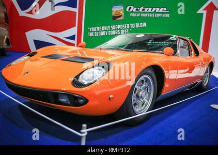 ExCel, LONDRA, REGNO UNITO, 14 feb 2019. Un arancione Lamborghini Miura dal film "The Italian Job". Il London Classic Car Show 2019 si apre al centro espositivo ExCel nei Docklands di Londra. La mostra riunisce classic i proprietari di auto, collezionisti esperti e appassionati con i concessionari, i fabbricanti e i club automobilistici in una celebrazione dell'automobilismo e automobili classiche. Credito: Imageplotter News e sport/Alamy Live News Foto Stock