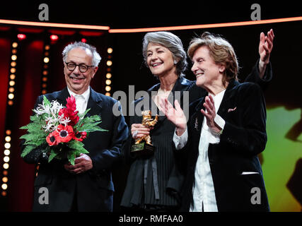 Berlino, Germania. Xiv Feb, 2019. British attrice Charlotte Rampling (C), vincitore del titolo onorario Orso d oro per il premio Lifetime Achievement, pone per le foto con il direttore della Berlinale Dieter Kosslick (L) e il regista italiano di film il portiere di notte di Liliana Cavani alla cerimonia di consegna del premio durante la sessantanovesima Festival Internazionale del Cinema di Berlino a Berlino, capitale della Germania, il 14 febbraio, 2019. Credito: Shan Yuqi/Xinhua/Alamy Live News Foto Stock