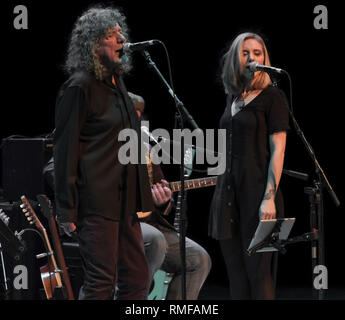 Basingstoke, UK. 14 feb 2019. La grazia salvifica..Robert Plant, Suzy Dian, Tony Kelsey, Matt Worley & Oli Jefferson il supporto di Fairport Convention presso il Teatro di incudine durante Fairport Convenzioni Tour Win 2019.. Credito: charlie bryan/Alamy Live News Foto Stock