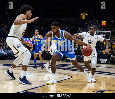 Hass Pavilion Berkeley CALIFORNIA, STATI UNITI D'AMERICA. Xiii Febbraio, 2019. CA U.S.A. UCLA Bruins avanti Cody Riley (2) rigidi per il cestello durante il NCAA di pallacanestro degli uomini di gioco tra UCLA Bruins e la California Golden Bears 75-67 le ore di lavoro straordinario vincere a Hass Pavilion Berkeley in California Thurman James/CSM/Alamy Live News Foto Stock