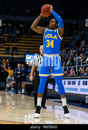 Hass Pavilion Berkeley CALIFORNIA, STATI UNITI D'AMERICA. Xiii Febbraio, 2019. CA U.S.A. UCLA Bruins guard David Singleton (34) prende un colpo durante il NCAA di pallacanestro degli uomini di gioco tra UCLA Bruins e la California Golden Bears 75-67 le ore di lavoro straordinario vincere a Hass Pavilion Berkeley in California Thurman James/CSM/Alamy Live News Foto Stock