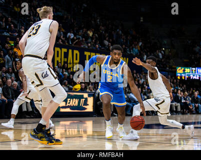 Hass Pavilion Berkeley CALIFORNIA, STATI UNITI D'AMERICA. Xiii Febbraio, 2019. CA U.S.A. UCLA Bruins avanti Cody Riley (2) rigidi per il cestello durante il NCAA di pallacanestro degli uomini di gioco tra UCLA Bruins e la California Golden Bears 75-67 le ore di lavoro straordinario vincere a Hass Pavilion Berkeley in California Thurman James/CSM/Alamy Live News Foto Stock