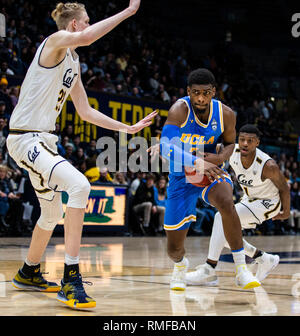 Hass Pavilion Berkeley CALIFORNIA, STATI UNITI D'AMERICA. Xiii Febbraio, 2019. CA U.S.A. UCLA Bruins avanti Cody Riley (2) rigidi per il cestello durante il NCAA di pallacanestro degli uomini di gioco tra UCLA Bruins e la California Golden Bears 75-67 le ore di lavoro straordinario vincere a Hass Pavilion Berkeley in California Thurman James/CSM/Alamy Live News Foto Stock