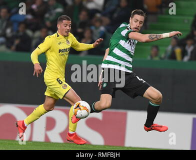 Lisbona, Portogallo. Xiv Feb, 2019. Sebastian Coates (R) del vies sportivi con Pablo Fornals del Villarreal durante la UEFA Europa League round di 32 prima gamba partita di calcio tra Sporting CP e Villarreal a Lisbona, in Portogallo, il 14 febbraio, 2019. Villarreal ha vinto 1-0. Credito: Zhang Yadong/Xinhua/Alamy Live News Foto Stock