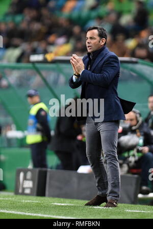 Lisbona, Portogallo. Xiv Feb, 2019. Capo allenatore Javier Celleja del Villarreal gesti durante la UEFA Europa League round di 32 prima gamba partita di calcio tra Sporting CP e Villarreal a Lisbona, in Portogallo, il 14 febbraio, 2019. Villarreal ha vinto 1-0. Credito: Zhang Yadong/Xinhua/Alamy Live News Foto Stock