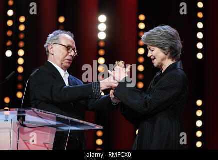 Pechino, Germania. Xiv Feb, 2019. British attrice Charlotte Rampling (R), vincitore del titolo onorario Orso d oro per il premio Lifetime Achievement, riceve il trofeo dal direttore della Berlinale Dieter Kosslick alla cerimonia di consegna del premio durante la sessantanovesima Festival Internazionale del Cinema di Berlino a Berlino, capitale della Germania, 14 febbraio, 2019. Credito: Shan Yuqi/Xinhua/Alamy Live News Foto Stock