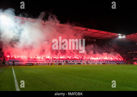 Malmo, Svezia. Xiv Feb, 2019. La Svezia, Malmö, 24 febbraio 2019. Swedbank Stadion è esaurito per l'Europa League round di 32 match tra Malmö FF e Chelsea FC a Malmö. (Photo credit: Gonzales foto/Alamy Live News Foto Stock