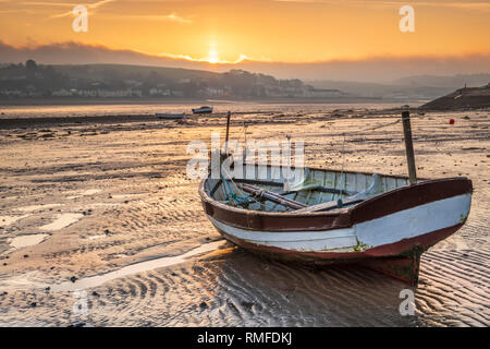 Appledore, North Devon. 15 feb 2019. Regno Unito - Previsioni del tempo - Venerdì 15 Febbraio 2019. Dopo una notte fredda nel North Devon, all'alba basse nubi e nebbia appendere sul fiume Torridge estuary a Appledore. Le temperature sono previsti in aumento come l'Inghilterra occidentale guarda in avanti per una giornata di sole invernale. Credito: Terry Mathews/Alamy Live News Foto Stock