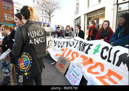 Brighton, Regno Unito. 15 Feb, 2019. Gli studenti cominciano a raccogliere in Brighton a prendere parte alla gioventù Strike 4 clima oggi protesta come parte di una strategia coordinata per giorno di azione nazionale. Credito: Simon Dack/Alamy Live News Foto Stock