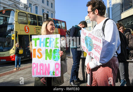 Brighton, Regno Unito. 15 Feb, 2019. Gli studenti cominciano a raccogliere in Brighton a prendere parte alla gioventù Strike 4 clima oggi protesta come parte di una strategia coordinata per giorno di azione nazionale. Credito: Simon Dack/Alamy Live News Foto Stock