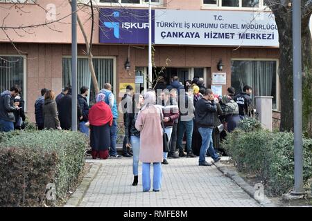 Ankara, Turchia. 12 Feb, 2019. La disoccupazione persone attendere in linea al di fuori del bagno turco di occupazione agenzia (ISKUR) al fine di applicare per un lavoro. Secondo i rapporti visto nei mass media turchi, il tasso di disoccupazione in Turchia è aumentata a 29,46 per cento nel mese di ottobre 2018 dalle ore 10.30 per cento nel mese di ottobre 2017. Credito: Altan Gocher | in tutto il mondo di utilizzo/dpa/Alamy Live News Foto Stock