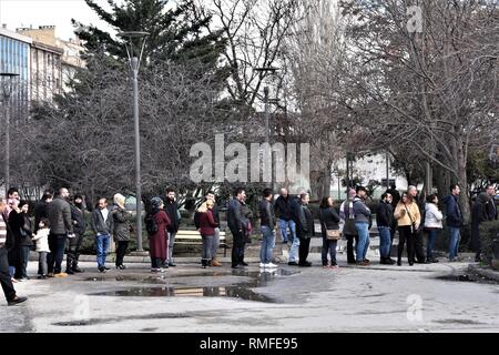 Ankara, Turchia. 12 Feb, 2019. La disoccupazione persone attendere in linea al di fuori del bagno turco di occupazione agenzia (ISKUR) al fine di applicare per un lavoro. Secondo i rapporti visto nei mass media turchi, il tasso di disoccupazione in Turchia è aumentata a 29,46 per cento nel mese di ottobre 2018 dalle ore 10.30 per cento nel mese di ottobre 2017. Credito: Altan Gocher | in tutto il mondo di utilizzo/dpa/Alamy Live News Foto Stock