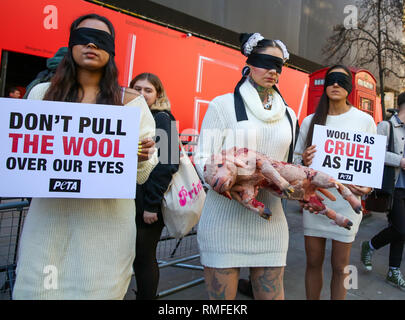 Store Studios, 180 The Strand, Londra. Londra, UK 15 Feb 2019 - Tre gli occhi bendati PeTA (Persone per il trattamento etico degli animali) attivisti indossando vegano ponticelli di lana e tenendo un 'sanguinosa troncare agnello proteste sul primo giorno della settimana londinese della moda. Credito: Dinendra Haria/Alamy Live News Foto Stock