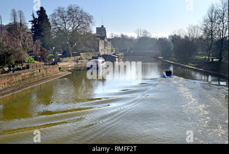 Maidstone Kent. 15 feb 2019. Una leggera foschia sul fiume Medway con il cielo limpido come le temperature sono attesi per raggiungere 13/14 gradi Credito: PjrFoto/Alamy Live News Foto Stock