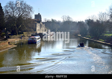 Maidstone Kent. 15 feb 2019. Una leggera foschia sul fiume Medway con il cielo limpido come le temperature sono attesi per raggiungere 13/14 gradi Credito: PjrFoto/Alamy Live News Foto Stock