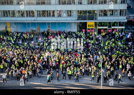 Berlino, Germania. 15 Feb, 2019. I dipendenti di l'azienda di trasporti pubblici di Berlino BGV durante lo sciopero. Credito: Christoph Soeder/dpa/Alamy Live News Foto Stock