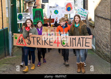 Hay on Wye, Powys, Wales, Regno Unito. Febbraio 15 2019. Sciopero del clima. Gli alunni di scuole locali hanno preso il tempo fuori dalle lezioni di protesta chiedendo un intervento urgente sul cambiamento climatico. Questo è parte di una strategia coordinata per la giornata nazionale di azione. Credito: Jeff Morgan/Alamy Live News Foto Stock