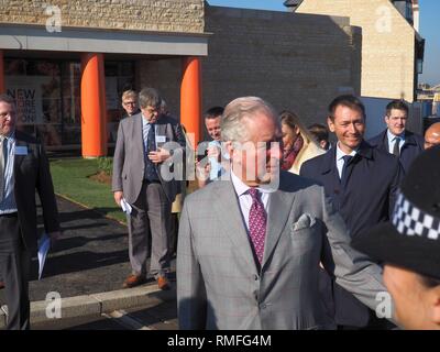 Bletchingdon, Oxfordshire, Regno Unito. 15 feb 2019. Il principe Carlo il Principe di Galles soddisfa i dignitari, i lavoratori e i residenti durante una visita a un alloggiamento di sviluppo in Bletchingdon, parte del ducato di Cornovaglia quartiere orientale. Egli ha inoltre visitato Bletchingdon Chiesa Parrocchiale di Inghilterra e Scuola Bletchingdon Village Hall. Credito: Angela Swann/Alamy Live News Foto Stock