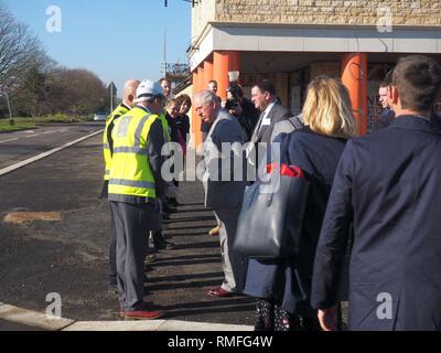 Bletchingdon, Oxfordshire, Regno Unito. 15 feb 2019. Il principe Carlo il Principe di Galles soddisfa i dignitari, i lavoratori e i residenti durante una visita a un alloggiamento di sviluppo in Bletchingdon, parte del ducato di Cornovaglia quartiere orientale. Egli ha inoltre visitato Bletchingdon Chiesa Parrocchiale di Inghilterra e Scuola Bletchingdon Village Hall. Credito: Angela Swann/Alamy Live News Foto Stock