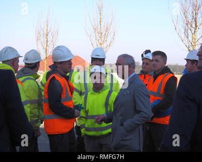 Bletchingdon, Oxfordshire, Regno Unito. 15 feb 2019. Il principe Carlo il Principe di Galles soddisfa i dignitari, i lavoratori e i residenti durante una visita a un alloggiamento di sviluppo in Bletchingdon, parte del ducato di Cornovaglia quartiere orientale. Egli ha inoltre visitato Bletchingdon Chiesa Parrocchiale di Inghilterra e Scuola Bletchingdon Village Hall. Credito: Angela Swann/Alamy Live News Foto Stock