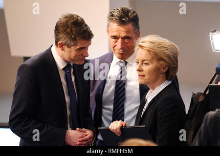 Monaco di Baviera, Germania. 15 Feb, 2019. Il 15 febbraio 2019, il Land della Baviera, München: Gavin Williamson (l-r), British il Ministro della Difesa, Anders Fogh Rasmussen, ex Segretario Generale della Nato e, Ursula von der Leyen (CDU), tedesco il Ministro della Difesa, incontrerà il primo giorno del 55th in occasione della conferenza di Monaco sulla sicurezza. Numerosi capi di Stato e di governo e ministri sono attesi al mondo più importante riunione di esperti sulla politica di sicurezza. Foto: Tobias Hase/dpa Credito: dpa picture alliance/Alamy Live News Foto Stock