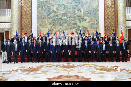 (190215) -- PECHINO, febbraio 15, 2019 (Xinhua) -- delegati alla Cina-USA ad alto livello economico e commercio consultazioni di posa per una foto di gruppo a Pechino, Feb 15, 2019. La Cina e gli Stati Uniti hanno tenuto il sesto round di alto livello di economia e commercio di consultazioni a Pechino dal giovedì al venerdì. Presente durante i colloqui sono state Chinese Vice Premier Liu He, anche un membro dell'ufficio politico del Partito Comunista della Cina Comitato centrale e capo del lato cinese della Cina-USA esauriente dialogo economico, U.S. Rappresentante di commercio Robert Lighthizer e Segretario del Tesoro Steven Foto Stock