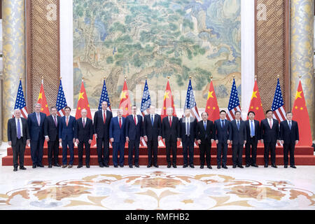 (190215) -- PECHINO, febbraio 15, 2019 (Xinhua) -- delegati alla Cina-USA ad alto livello economico e commercio consultazioni di posa per una foto di gruppo a Pechino, Feb 15, 2019. La Cina e gli Stati Uniti hanno tenuto il sesto round di alto livello di economia e commercio di consultazioni a Pechino dal giovedì al venerdì. Presente durante i colloqui sono state Chinese Vice Premier Liu He, anche un membro dell'ufficio politico del Partito Comunista della Cina Comitato centrale e capo del lato cinese della Cina-USA esauriente dialogo economico, U.S. Rappresentante di commercio Robert Lighthizer e Segretario del Tesoro Steven Foto Stock