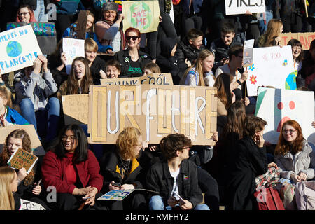 Leeds, Regno Unito. 15 Feb, 2019. I giovani a protestare al di fuori di Leeds City Hall durante un clima nazionale cambiare giorno di sciopero di azione. Credito: Kevin J. Frost/Alamy Live News Foto Stock