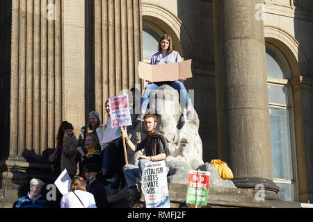 Leeds, Regno Unito. 15 Feb, 2019. I giovani a protestare al di fuori di Leeds City Hall durante un clima nazionale cambiare giorno di sciopero di azione. Credito: Kevin J. Frost/Alamy Live News Foto Stock