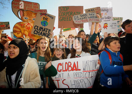 Brighton, Regno Unito. Xv Mar, 2019. I bambini della scuola di Brighton andare in sciopero alla campagna e chiedono che il governo di fare qualcosa circa il riscaldamento globale. Credito: Rupert Rivett/Alamy Live News Foto Stock