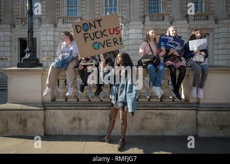 Sciopero della gioventù 4 clima. Migliaia di alunni e studenti a piedi fuori dalle lezioni per protestare a Westminster come parte di un capillare di cambiamenti climatici sciopero Foto Stock