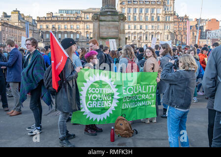 Glasgow, Scotland, Regno Unito. Il 15 febbraio, 2019. Gli studenti provenienti da scuole e università si radunano in George Square e alla domanda di azione sul cambiamento climatico. La manifestazione è organizzata dal Regno Unito sciopero della gioventù 4 clima. Credito: Berretto Alamy/Live News Foto Stock