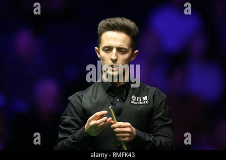 Cardiff, Regno Unito. 15 Feb, 2019. Joe O'Connor di Inghilterra durante il suo primo quarto di finale di partita contro John Higgins della Scozia. Welsh Open snooker, giorno 5 presso il Motorpoint Arena a Cardiff, nel Galles del Sud Venerdì 15 Febbraio 2019. Credito: Andrew Orchard/Alamy Live News Foto Stock