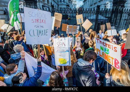 Londra, Regno Unito. 15 Feb, 2019. Gli studenti della scuola sono scesi in sciopero per la mancanza di azione sul cambiamento climatico. Essi si riuniscono in piazza del Parlamento e da marzo a Downing Street, bloccando le strade attorno a Westminster per oltre un'ora. Credito: Guy Bell/Alamy Live News Foto Stock