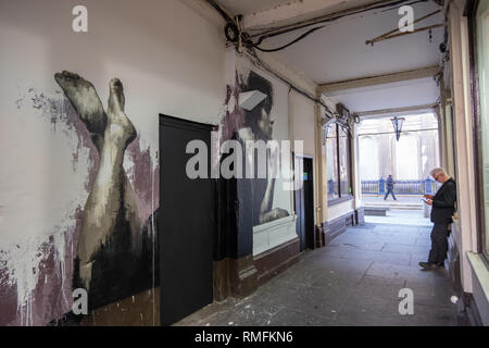 Glasgow, Scotland, Regno Unito. Il 15 febbraio, 2019. La donna in nero il murale sulla Royal Exchange Square per artista James Klinge. Credito: Berretto Alamy/Live News Foto Stock