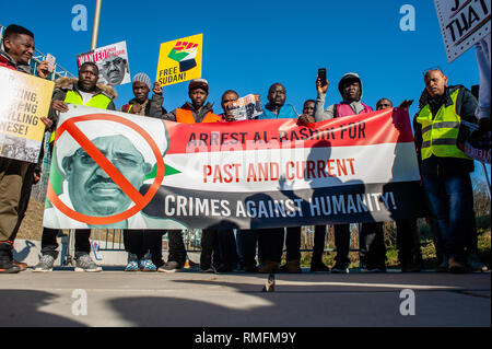 L'Aia, Paesi Bassi. 15 Feb, 2019. I dimostranti sono visti tenendo un banner e cartelloni durante la protesta.Il comitato di coordinamento "udan Unite" nei Paesi Bassi per sostenere i sudanesi organizzato a marzo la Corte penale internazionale situato a L'Aia, in solidarietà con la rivoluzione in Sudan. Ci hanno chiesto l arresto di al-Bashir e tutti gli altri criminali, li costringono a stare in giudizio presso la Corte penale internazionale, aprire nuove indagini nella corrente cri Credito: ZUMA Press, Inc./Alamy Live News Foto Stock