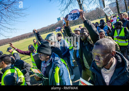 L'Aia, Paesi Bassi. 15 Feb, 2019. Un gruppo di dimostranti si sono visti cartelloni di contenimento durante la manifestazione.Il comitato di coordinamento "udan Unite" nei Paesi Bassi per sostenere i sudanesi organizzato a marzo la Corte penale internazionale situato a L'Aia, in solidarietà con la rivoluzione in Sudan. Ci hanno chiesto l arresto di al-Bashir e tutti gli altri criminali, li costringono a stare in giudizio presso la Corte penale internazionale, aprire nuove indagini nella curr Credito: ZUMA Press, Inc./Alamy Live News Foto Stock