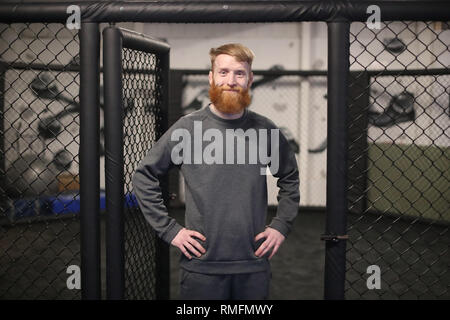 Ex Ultimate Fighting Championship (UFC) fighter Paddy "Hooligan" Holohan, che è stato scelto per correre per le elezioni locali in maggio per il Sinn Fein, a sua SDG palestra in Tallgaht, Dublino Foto Stock